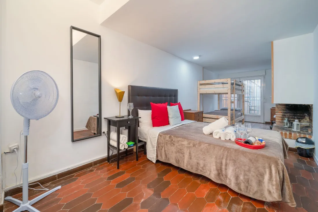 Dormitorio con cama de matrimonio y suelo de madera
