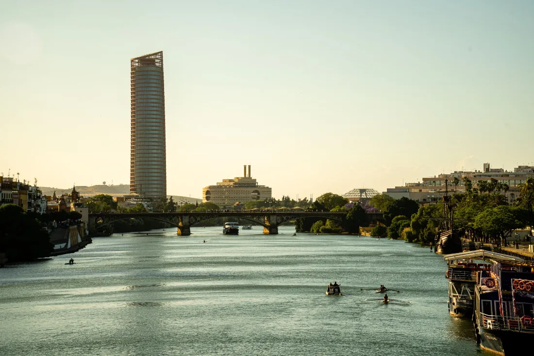 El río a última hora de la tarde con puentes y la torre más alta de la ciudad al fondo