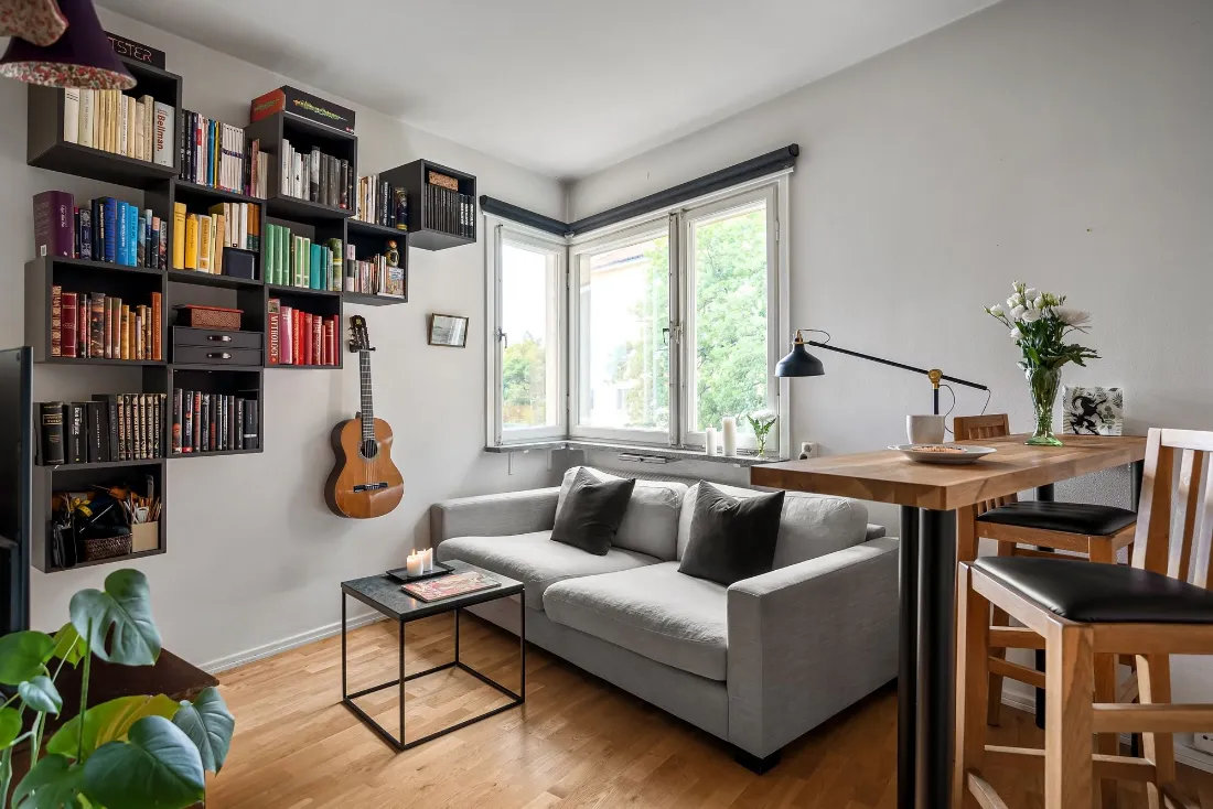 Dormitorio con cama de matrimonio y pared rosa pálido