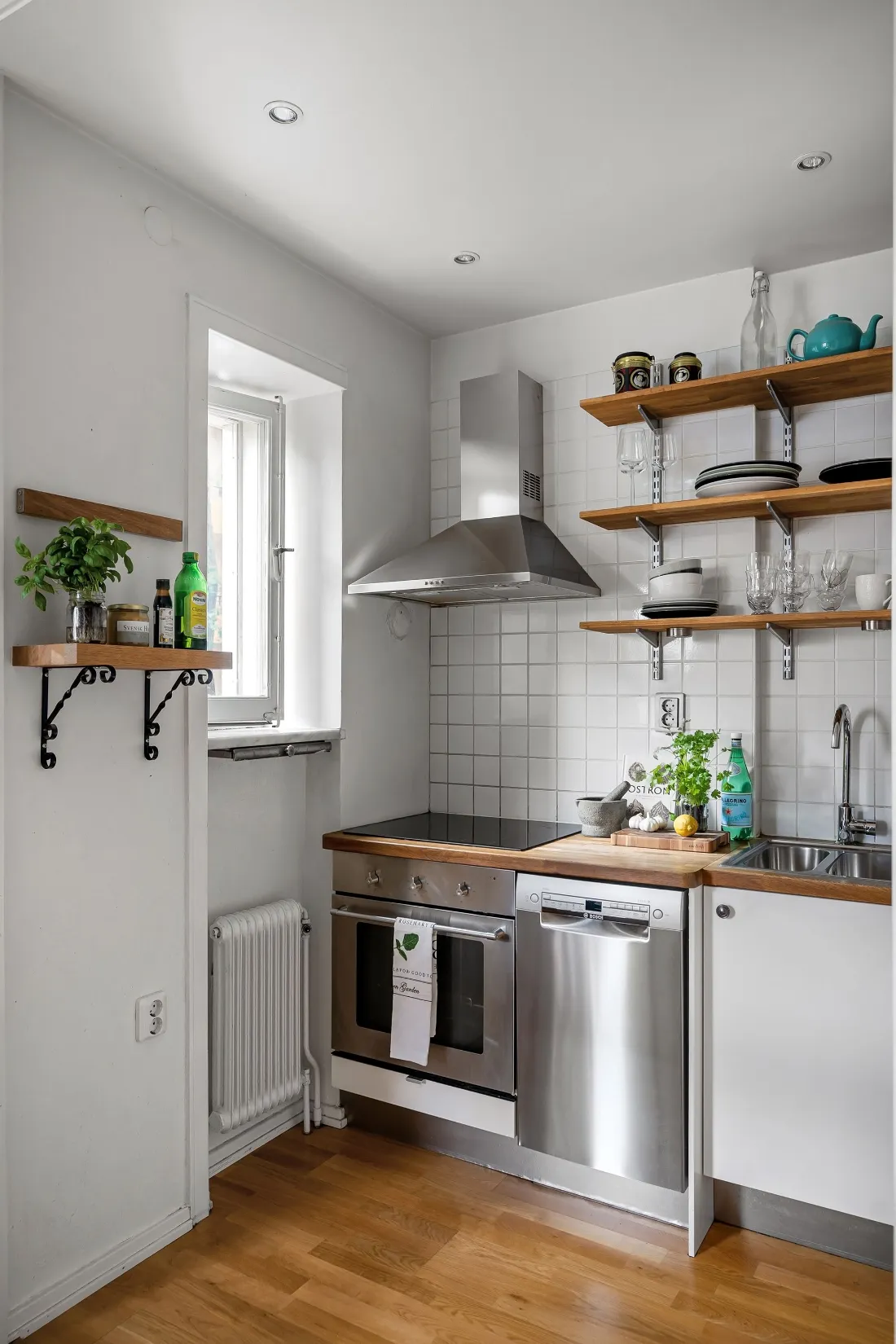 Cocina blanca con azulejo, campana y baldas de madera