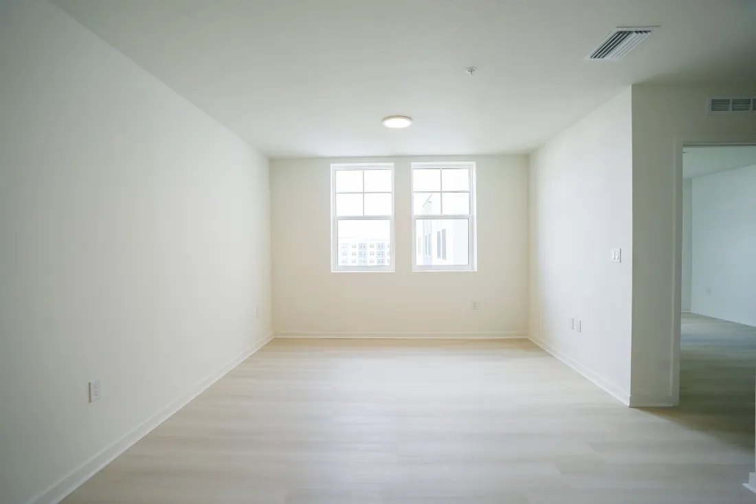 Dormitorio vacío con ventana y luz natural
