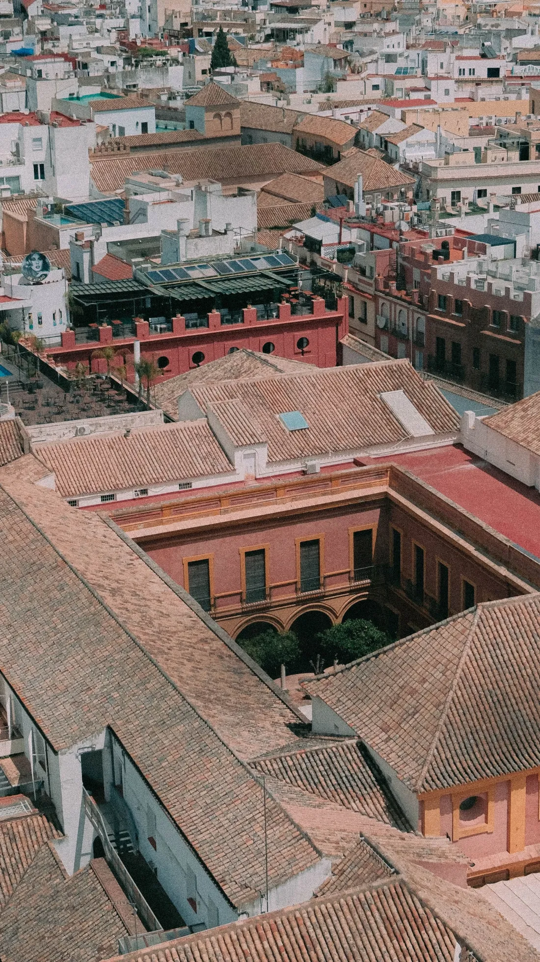 Tejados de Sevilla desde lo alto: azoteas, un patio interior y fachadas encaladas