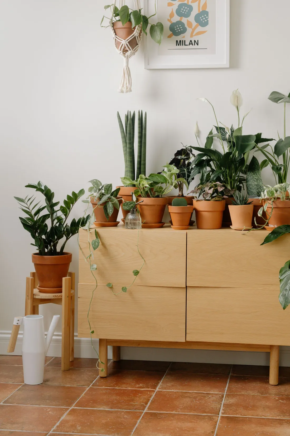 Mueble de madera con una fila de macetas de barro